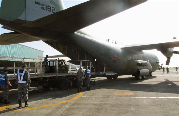 韓国からの支援物資到着 軍輸送機が熊本空港に