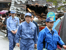 熊本地震の激甚災害指定、25日閣議決定 首相が現地視察