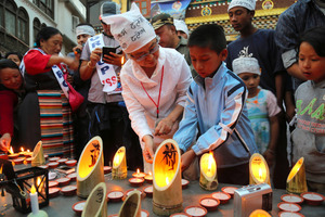 １・１７の灯籠、カトマンズにともる ネパール地震１年