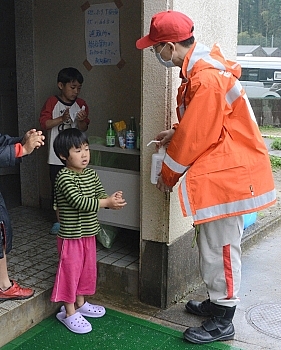 住民らノロ対策急ぐ 熊本地震の避難所、消毒や掃除呼びかけ