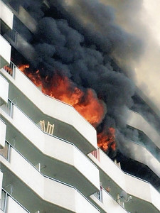マンション１２階で火災、５人を病院に搬送