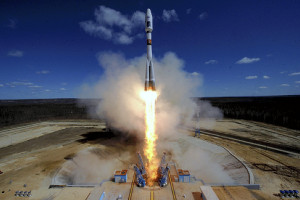 ロシア新基地で初ロケット 「最も高価な宇宙基地」
