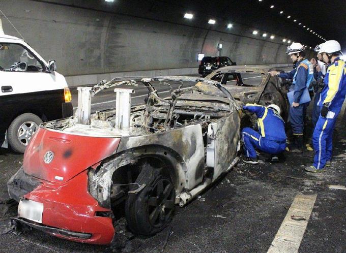 新東名トンネル、事故で火災 後続の数台が玉突き