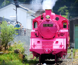 ５月１日は「恋の日」、ＳＬもピンクに 鳥取・若桜鉄道