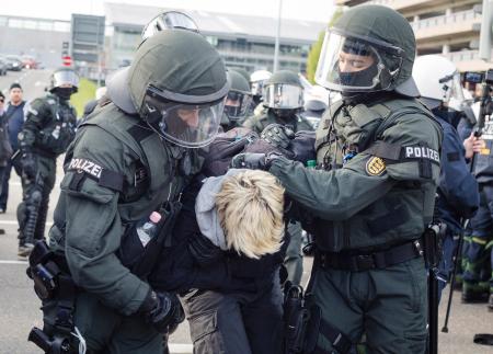 極右政党の大会に抗議デモ、暴徒化で５００人逮捕 ドイツ
