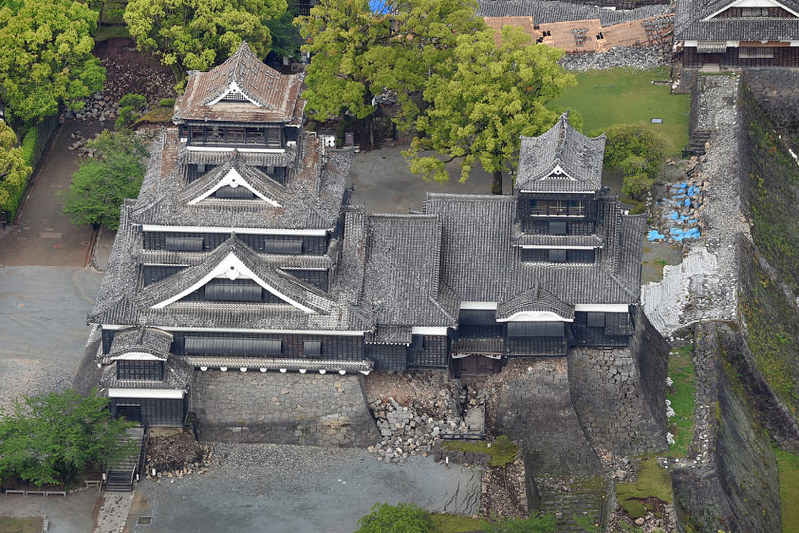 熊本城に援軍続々 各地の城に募金箱 「修復に数百億円」