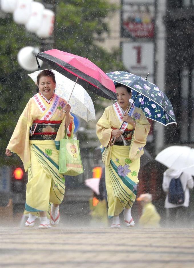 雨の中、博多どんたく開幕 地震復興支援イベントも