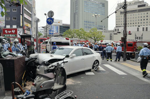 ＪＲ三ノ宮駅前で車暴走 ７人重軽傷 運転の男逮捕
