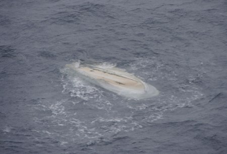 釣り船転覆、乗客２人死亡