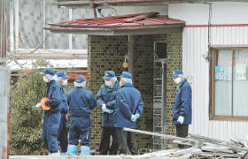 女性殺人で捜査本部設置…首に刃物で切られた痕