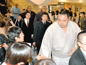 巡業再開に鶴竜「もっと頑張らなきゃ」