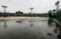 悪天候のため選抜高校野球大会決勝の中止、順延が決まった甲子園球場＝３日午前