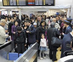 国内線で欠航相次ぐ＝強風で新幹線運休も