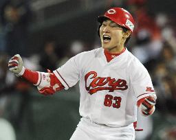 丸、殊勲打に大喜び＝プロ野球・広島