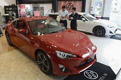 トヨタ「８６」ショップ好発進 発売イベント乗車待ちの列