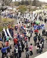 祝曳きでお披露目された鯱瓦（ＪＲ姫路駅北口で）