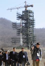 北朝鮮がロケット公開 ３段目まで据え付け