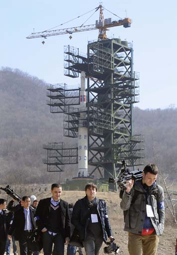 北朝鮮、ロケット初公開 「衛星」と管制施設も、非難回避狙う