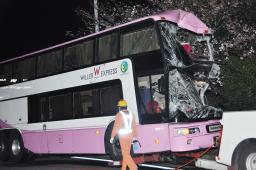 山陽自動車道:バスがトラックに追突、２７人重軽傷…岡山