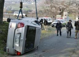 花見客の列に車、６人けが