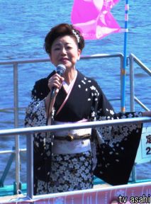 満開の桜とスカイツリー背に…中村美律子「情け川」熱唱