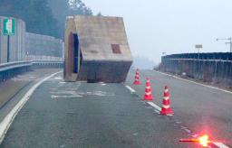 中国道:トラックから簡易小屋落下 けが人はなし 兵庫