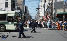 祇園で歩行者の列に車突っ込む…５人心肺停止