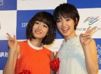 剛力彩芽＆AKB前田、批評家大賞新人賞受賞に喜びのピースサイン