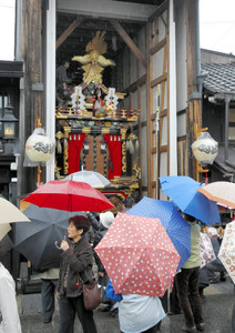 春の高山祭始まる 屋台蔵でからくり披露