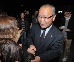 御前崎市長に現職３選