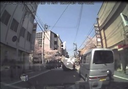 祇園の街中を猛スピードですり抜け 暴走の映像入手