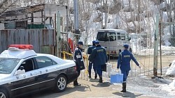 秋田クマ襲撃:オリの隅、残雪に足跡 県警が脱走経路捜査