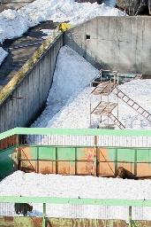 おりの一角、雪山に足跡＝登って脱走か、秋田クマ襲撃－県警