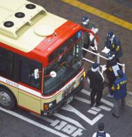 バス運転手刺され軽傷＝若い男が逃走－東京・八王子