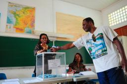 仏大統領選:オランド氏がサルコジ氏上回る 第１回投票