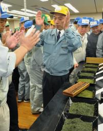 新茶取引一斉に始まる 静岡茶市場で