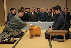 森内名人が攻勢 将棋名人戦第２局 １日目終了