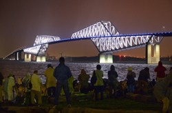 夜の東京湾、光る恐竜橋 東京ゲートブリッジ