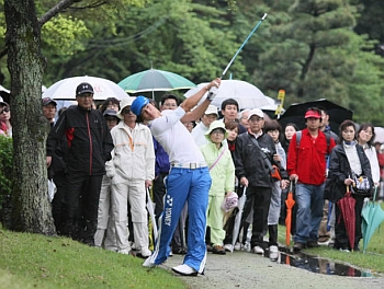 久保谷が首位、石川遼11位 クラウンズ