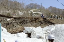 ＪＲ石勝線地盤崩れ、線路宙づり 北海道夕張市