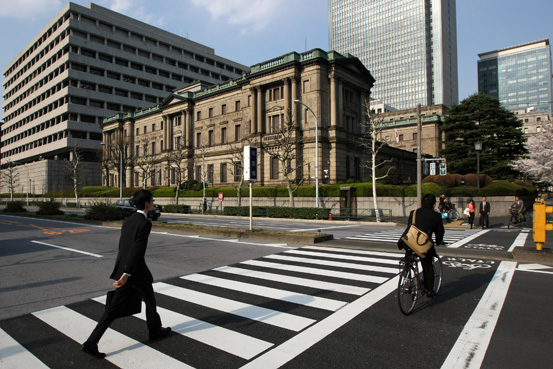 日銀物価見通し、13年度プラス0.7％に上げ