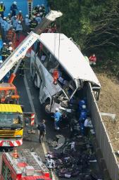 関越道バス事故:「居眠りした」運転手供述…群馬県警