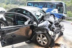 交通事故:乗用車と観光バス衝突、８人搬送…香川