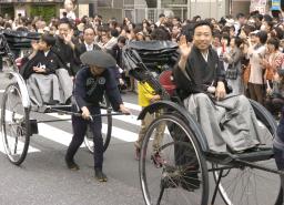 猿之助、亀治郎、香川父子が渋谷でお練り！ （東京都）