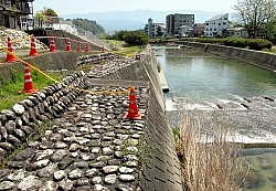 流され不明の男児死亡 飯田の川 下流で発見