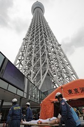 東京スカイツリー:「天望デッキ」で初のテロ対策訓練実施