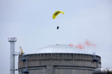 仏で活動家が原発施設侵入し訴え 「脆弱さ候補に示す」