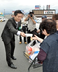 水俣病救済 出水市で環境相チラシ配布