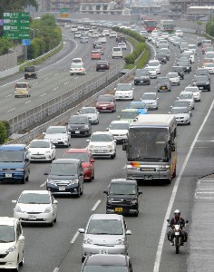 九州道は最長３０キロ渋滞 ＧＷ後半始まり 下り混雑ピーク