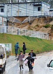 被災地に大雨、仮設住宅冠水・土砂崩れ